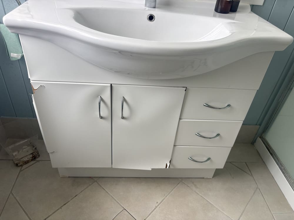 Tile broken/cracked, recorded during a pre-purchase inspection in Kedron
